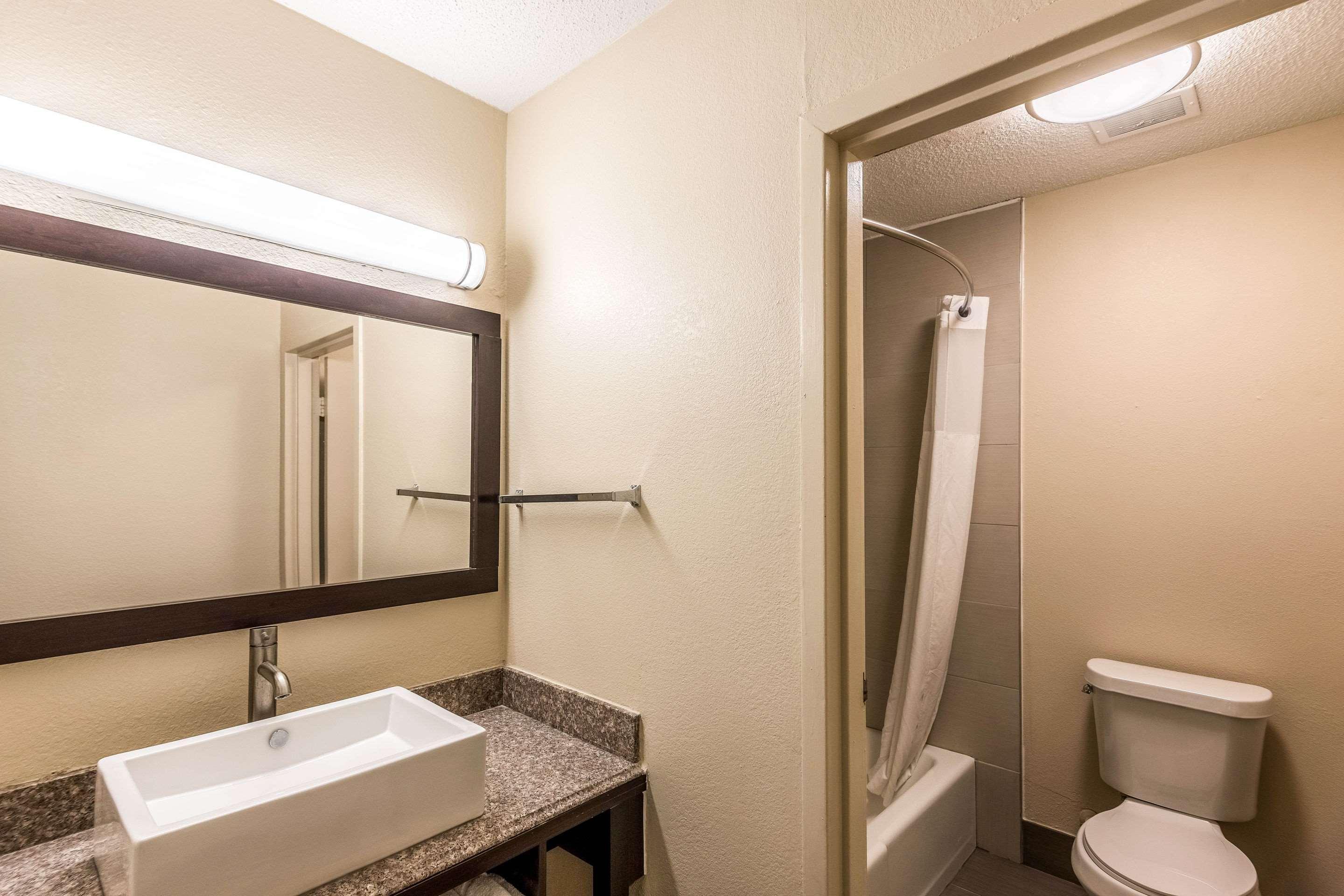 Colby Inn And Suites Экстерьер фото