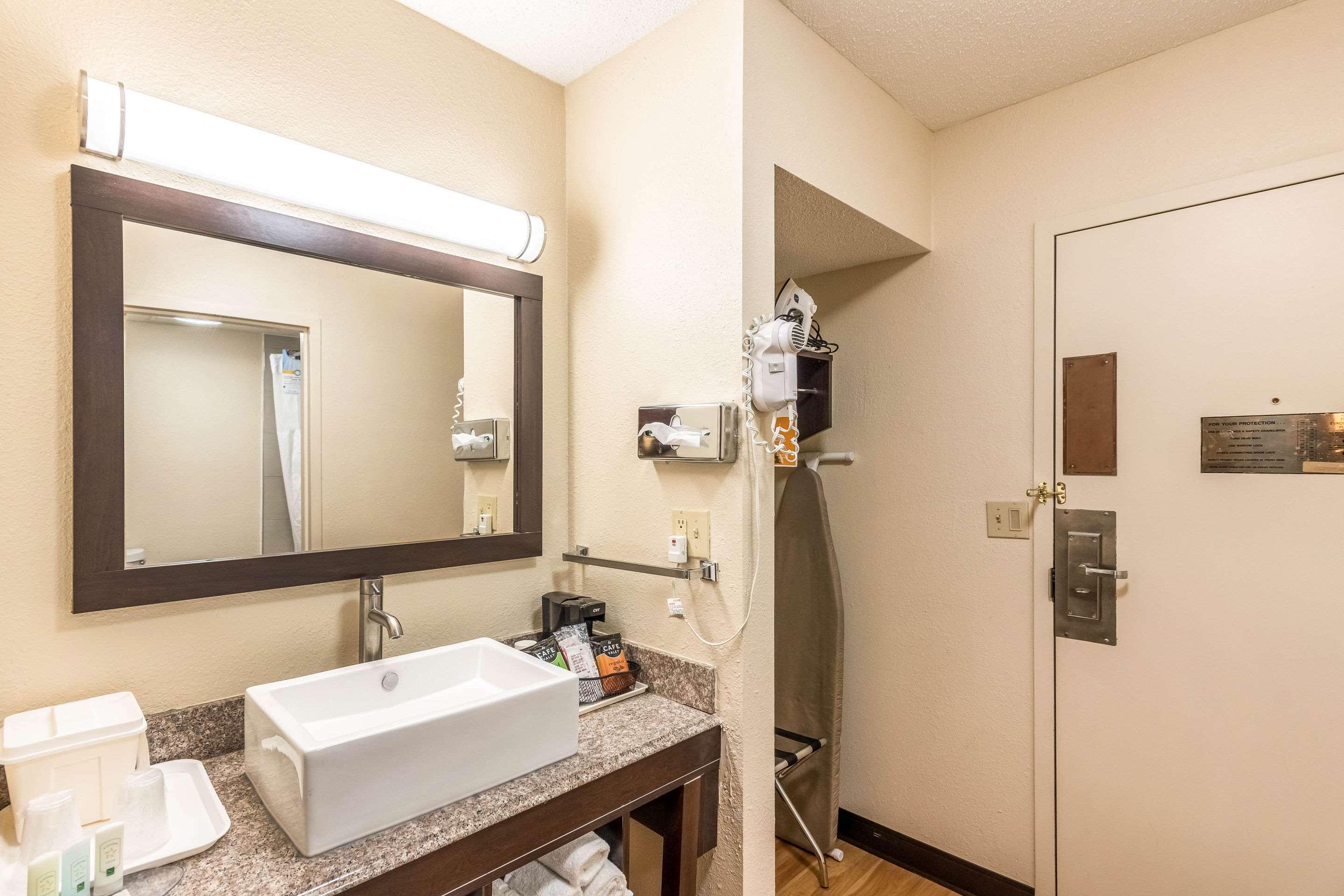 Colby Inn And Suites Экстерьер фото