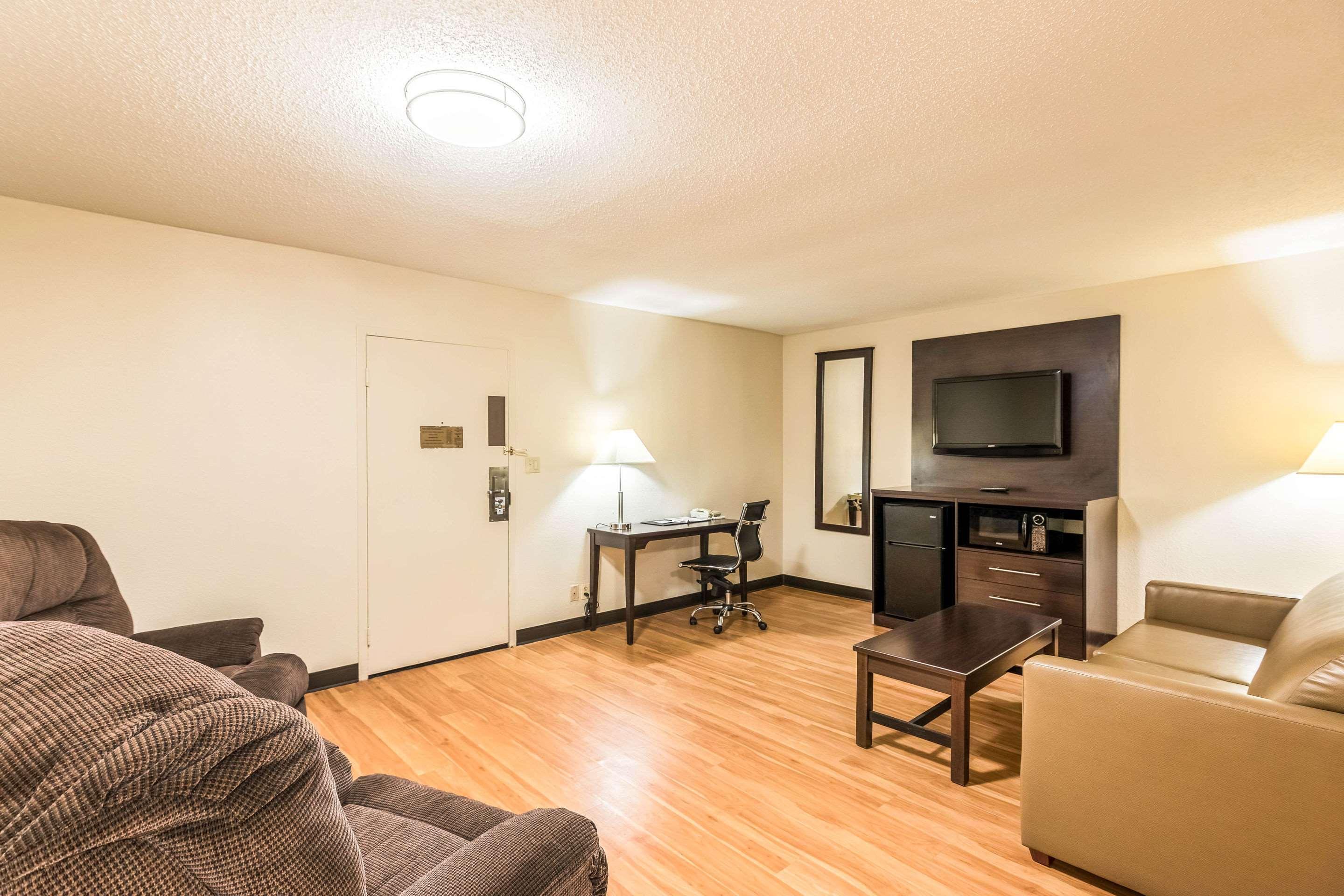 Colby Inn And Suites Экстерьер фото