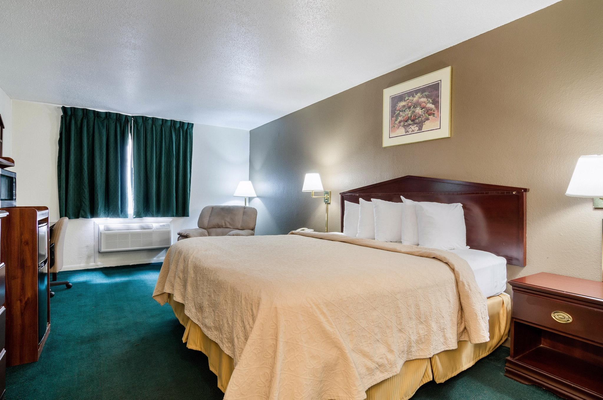 Colby Inn And Suites Экстерьер фото