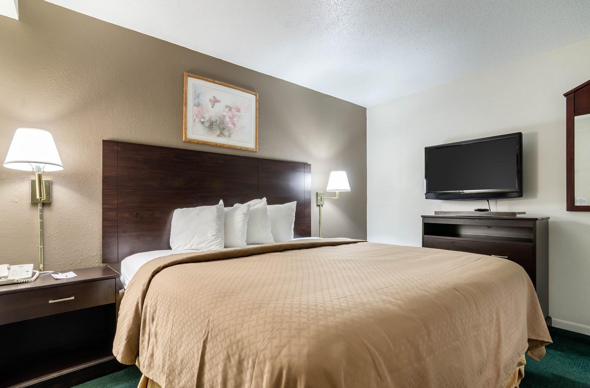 Colby Inn And Suites Экстерьер фото