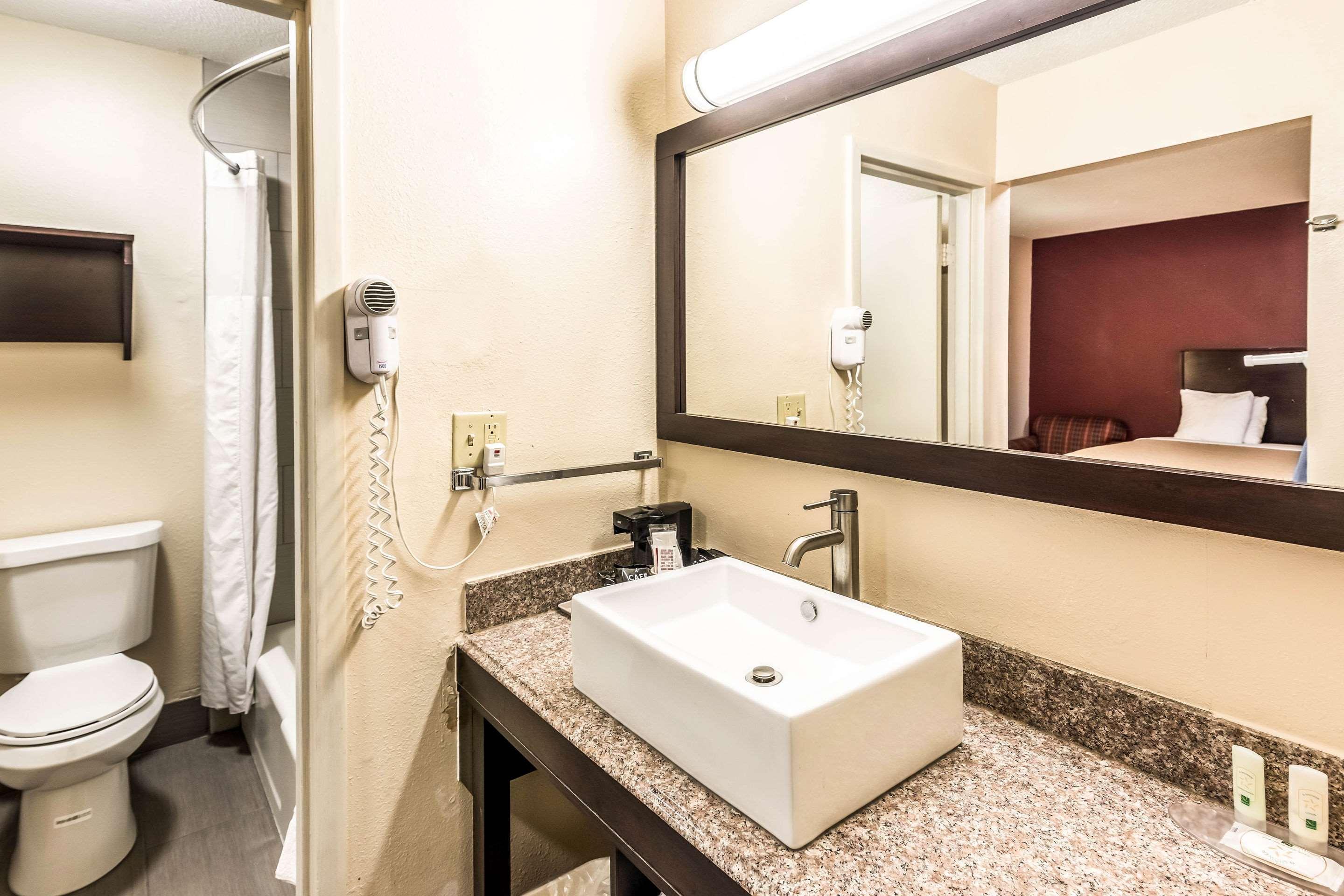 Colby Inn And Suites Экстерьер фото