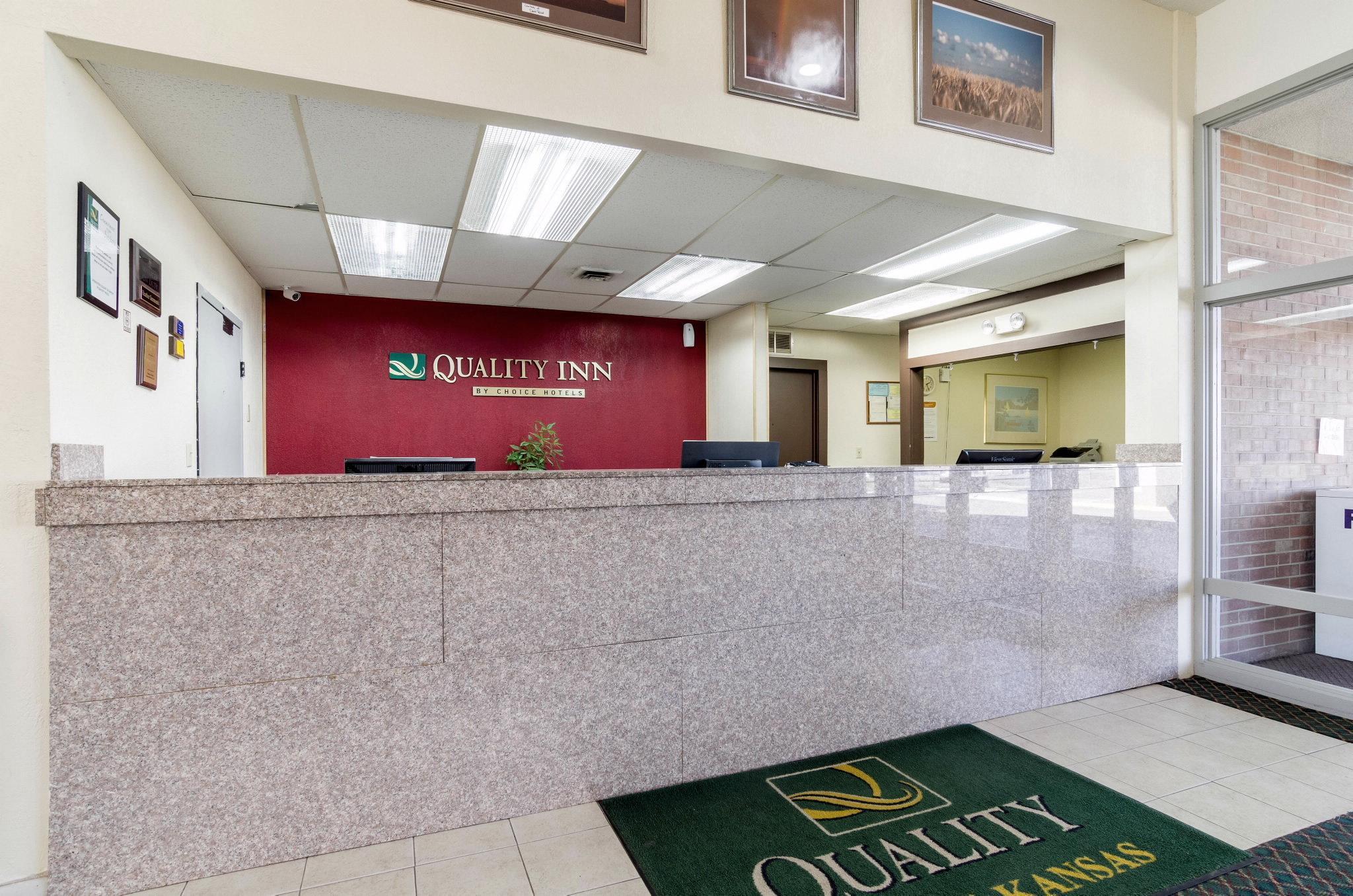 Colby Inn And Suites Экстерьер фото