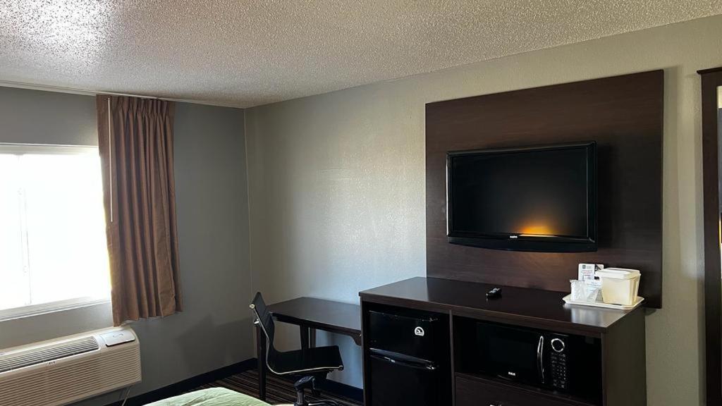 Colby Inn And Suites Экстерьер фото