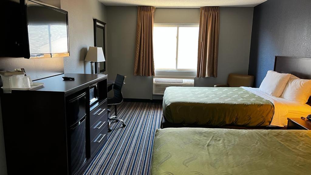 Colby Inn And Suites Экстерьер фото