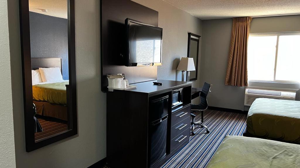 Colby Inn And Suites Экстерьер фото