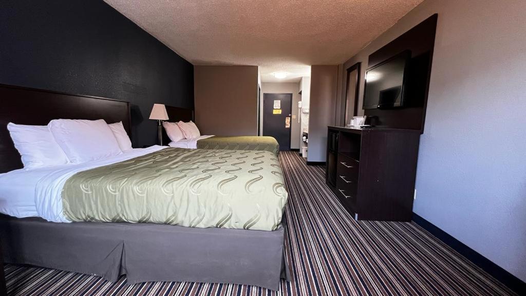 Colby Inn And Suites Экстерьер фото