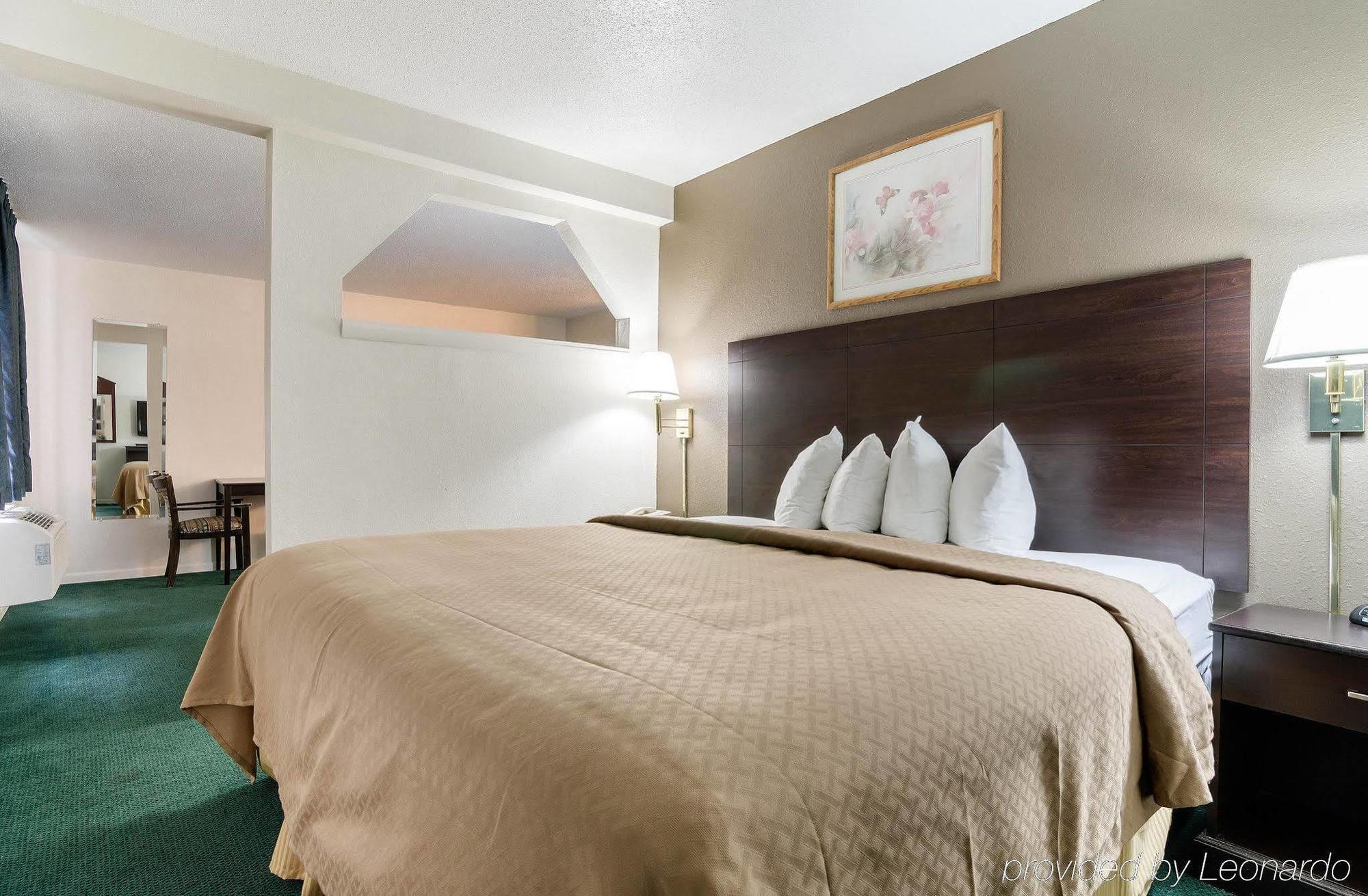 Colby Inn And Suites Экстерьер фото