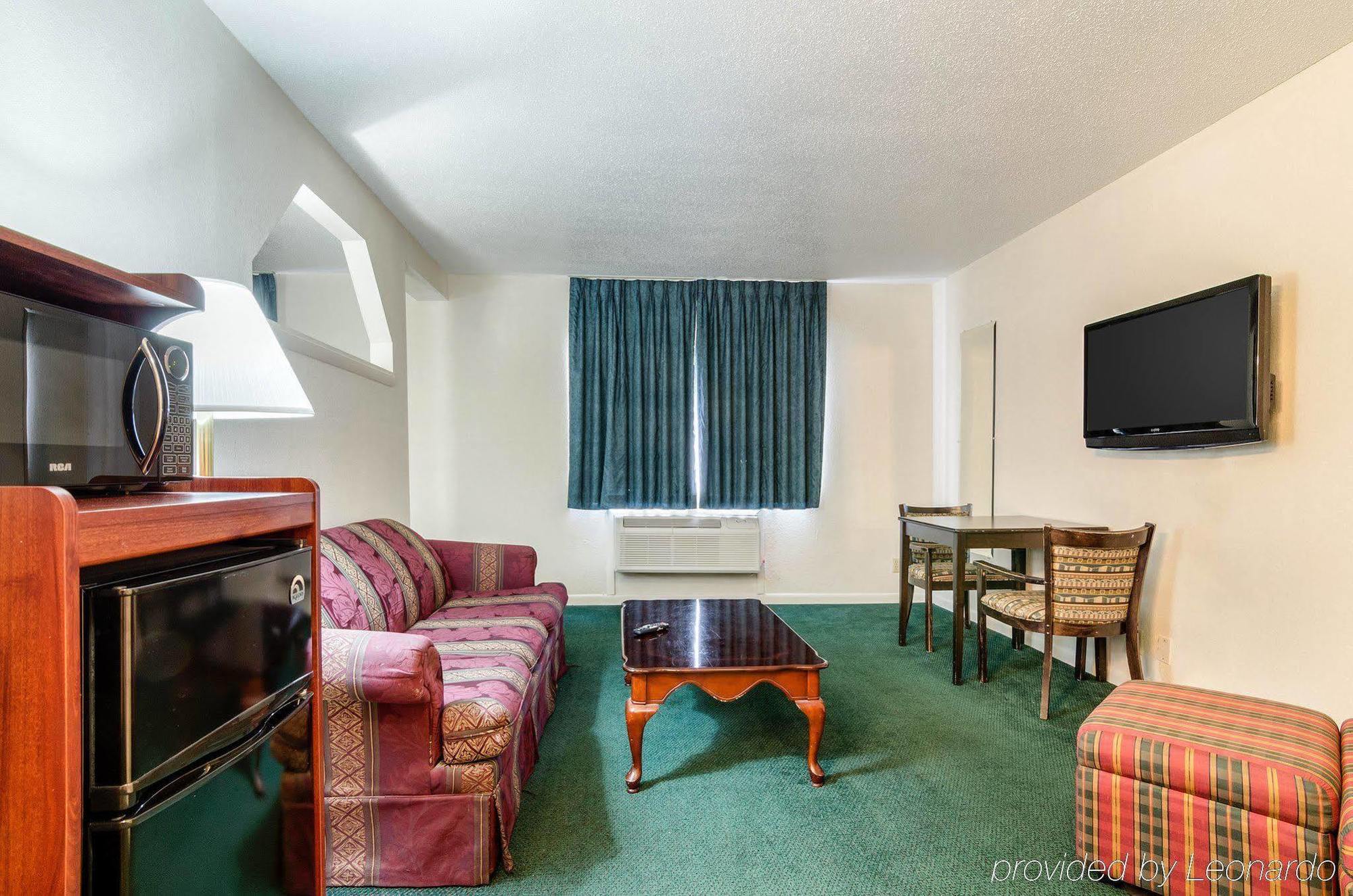 Colby Inn And Suites Экстерьер фото