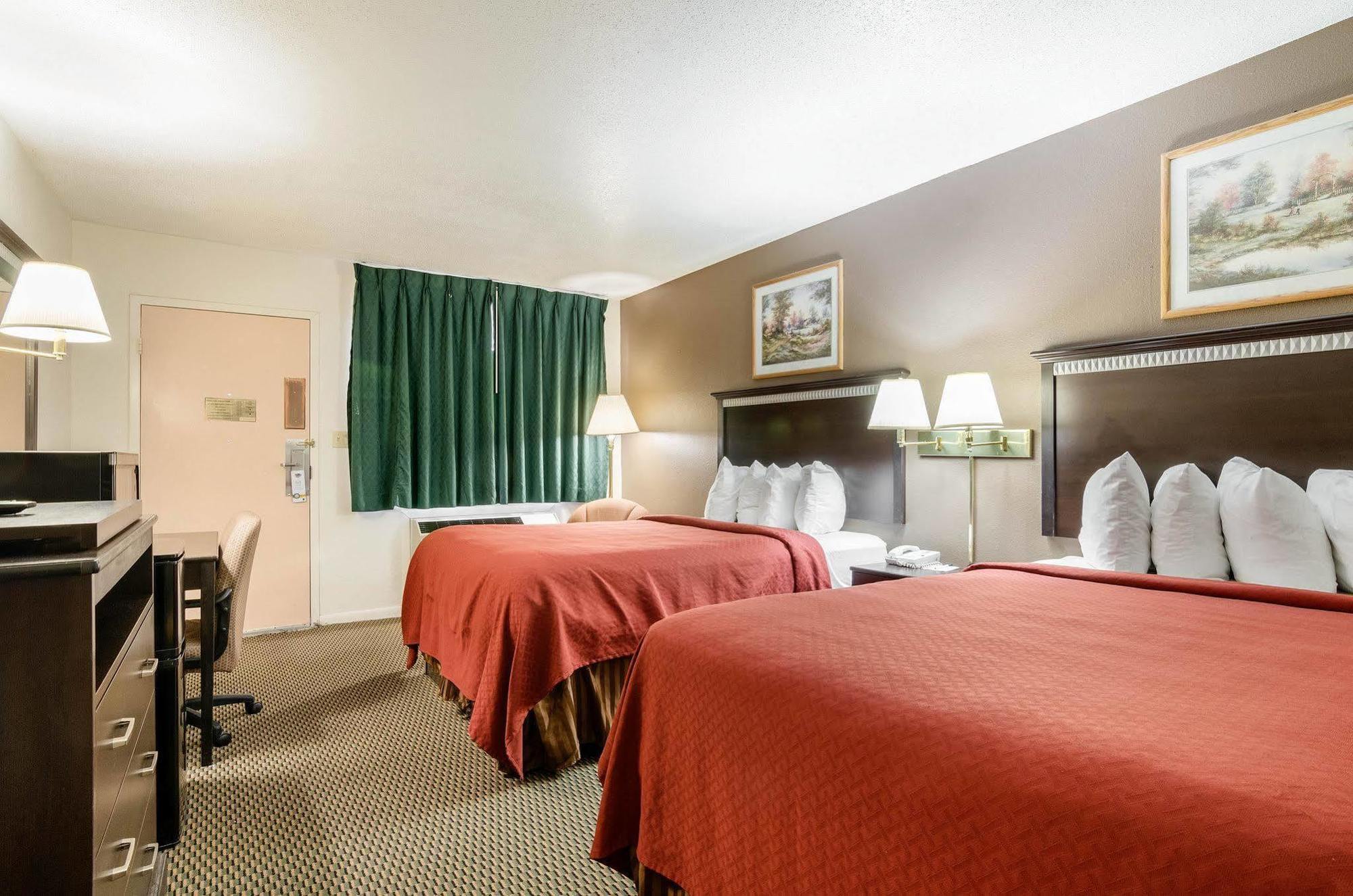 Colby Inn And Suites Экстерьер фото